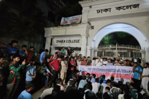 ঢাকা কলেজে তিস্তা মহাপরিকল্পনা বাস্তবায়নের দাবিতে শিক্ষার্থীদের মশাল মিছিল